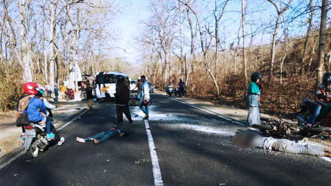 Korban kecelakaan maut di Jalan Raya Gunung Gigir, Desa Lombang Dajah, Kecamatan Blega, Kabupaten Bangkalan tergeletak di aspal. (FOTO: Istimewa)