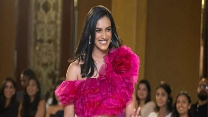Atlet Bulutangkis Pusarla Venkata Sindhu saat menjadi model busana