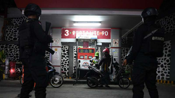 Personel Brimob Polri berjaga di salah satu SPBU di Jayapura, Papua,