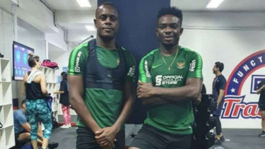 Pemain Timnas Indonesia, Osas Saha (kanan).