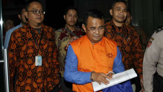 Bupati Bengkayang Suryadman Gidot (tengah) ditahan KPK.