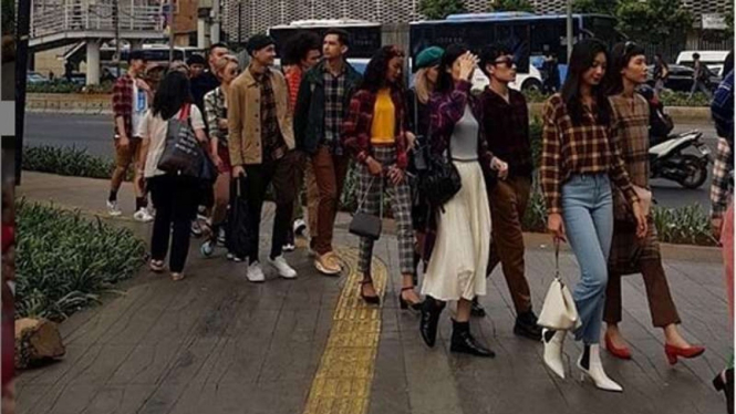 Rombongan anak muda kenakan kemeja flannel