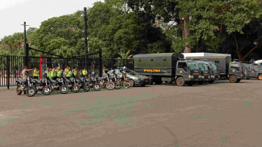 Aparat bersiaga di kawasan Gelora Bung Karno jelang laga Indonesia Vs Malaysia