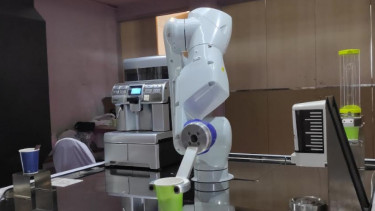 Robot pembuat kopi ITS Surabaya, Jawa Timur