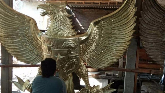 Proses pembuatan karya seni berupa garuda pancasila raksasa untuk Istana Negara, Jakarta di Nursih Basuki Art Studio