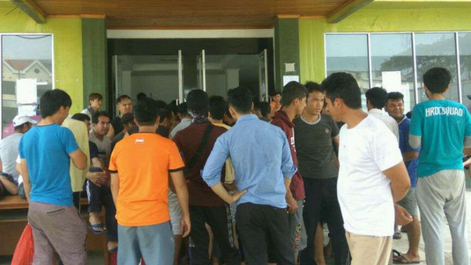 Para pencari suaka di tempat penampungan sementara eks gedung Kodim, Kalideres.