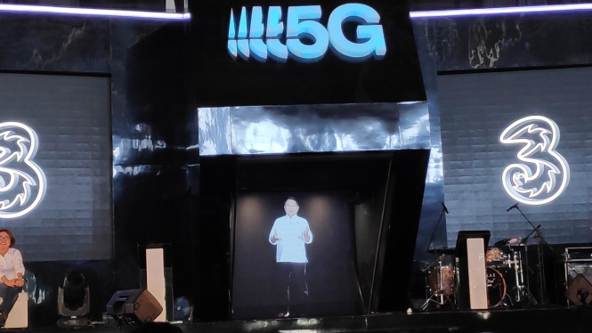Hologram Menkominfo Rudiantara