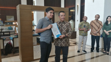 Pertemuan Menpora Indonesia, Imam Nahrawi, dan Menpora Malaysia Syed Saddiq