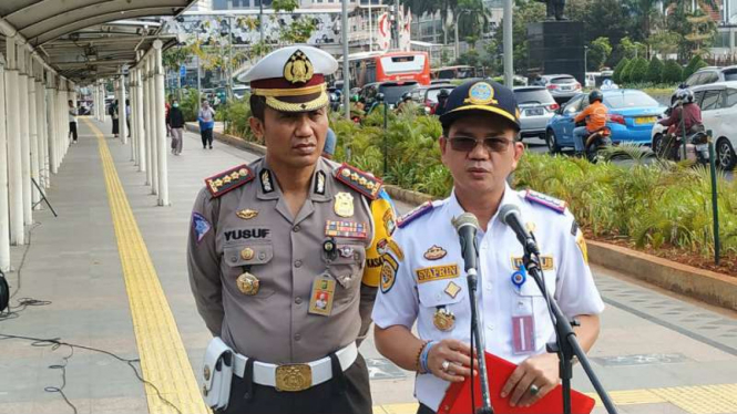 Kepala Dinas Perhubungan DKI Syafrin Liputo (Kanan)