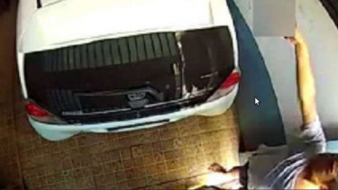 Brigadir A menodongkan pistol ke tetangganya.