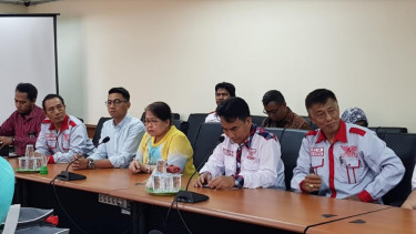 Elza Syarief dan tim kuasa hukumnya mendatangi Dewan Pers