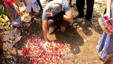 Host program My Trip My Adventure, Bima Aryo berziarah di makam ART-nya