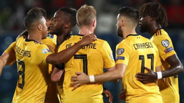Para pemain Timnas Belgia merayakan gol Michy Batshuayi (kedua dari kiri)