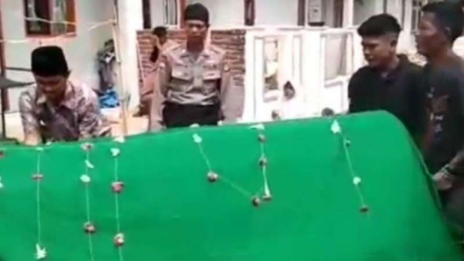 Jenazah Rayya dibawa ke masjid.