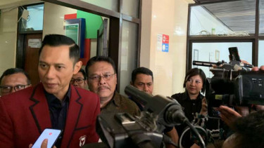 Komandan Kogasma Partai Demokrat Agus Harimurti Yudhoyono usai menyampaikan kuliah umum kepada para mahasiswa baru Fakultas Ekonomi dan Bisnis di Kota Bandung, Jawa Barat, Sabtu, 7 September 2019.