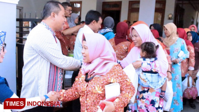 Siadi beserta istri dan Sujono yang terpilih menjadi aggota DPRD mengucapkan terimakasih kepada audiensnya. (FOTO : widodo irianto/TIMES Indonesia)