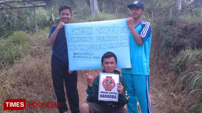 Para siswa saat melakukan aksi pungut sampah dan kampanye gerakan bersihkan sampah di gunung. (FOTO: Istimewa/TIMES Indonesia)