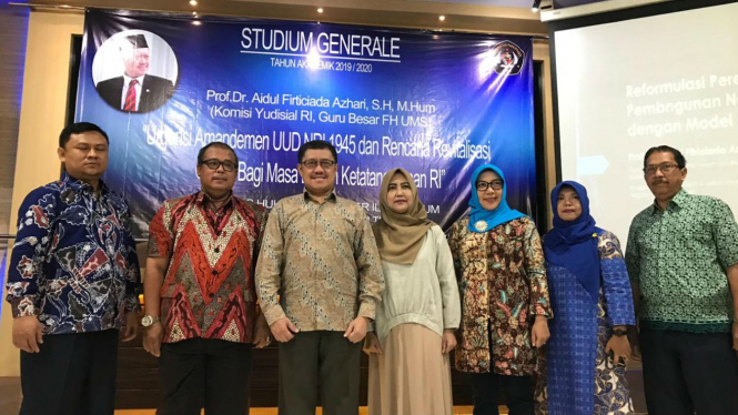 Anggota Komisi Yudisial, Aidul Fitriciada Azhari (tengah)