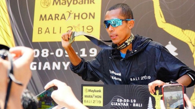 Pelari nasional Agus Prayogo meraih podium pertama Maybank Marathon Bali 2019. (Foto: @AgusPrayogo21/Instagram)