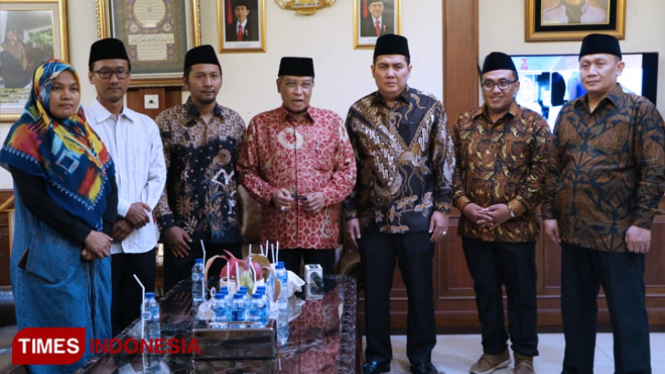 Ketua Tanfidziyah PCINU Belanda, Muhammad Latif Fauzi bersama jajaranya saat melakukan serangkain kegiatan di Kantor PBNU (FOTO: PCINUi for TIMES Indonesia)