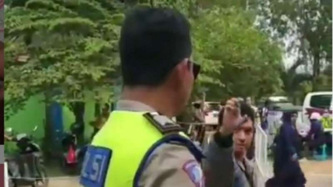 Pengendara yang menolak ditilang mengeluarkan jurus andalannya