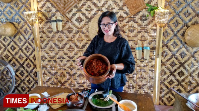 Chatarina saat menunjukkan Blendi di Warung Wisata Blendi Moy Jalan Raya Bangle Kecamatan Kanigoro, Kabupaten Blitar, Senin (9/9/2019). (Foto: Sholeh/TIMES Indonesia)