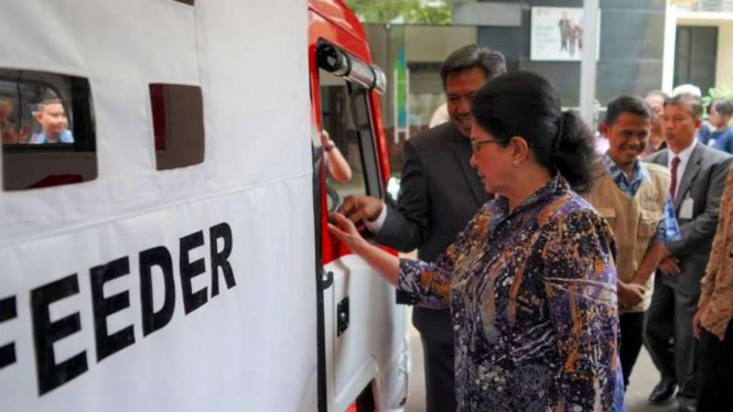 Menteri Kesehatan, Nila Moeloek melihat-lihat AMMDes