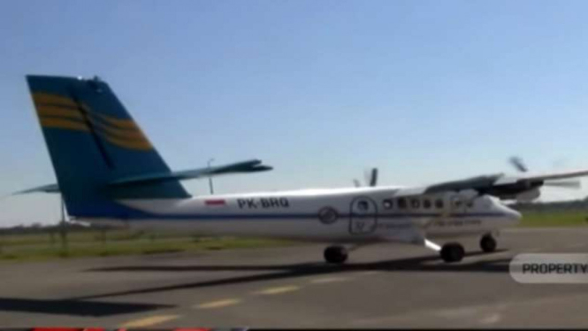 Pesawat twin otter milik maskapai Avia Star dengan ekornya berlogo Maskapai penerbangan Merpati Nusantara Airlines di Bandara Juanda, Sidoarjo, Jawa Timur.