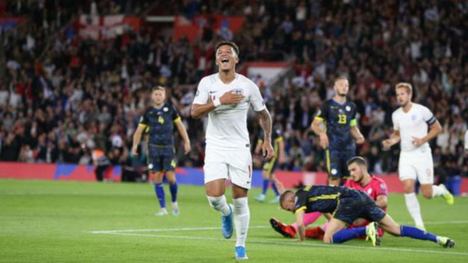 Pemain Inggris, Jadon Sancho rayakan gol.