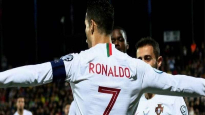 Christiano Ronaldo menyumbangkan empat gol untuk Portugal saat melawan Lithuania