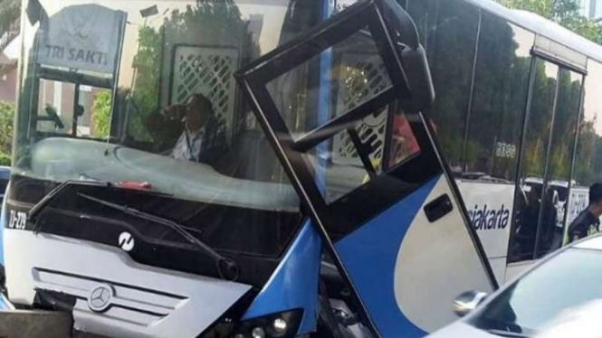Bus Transjakarta tabrak separator di Kemanggisan, Jakarta.