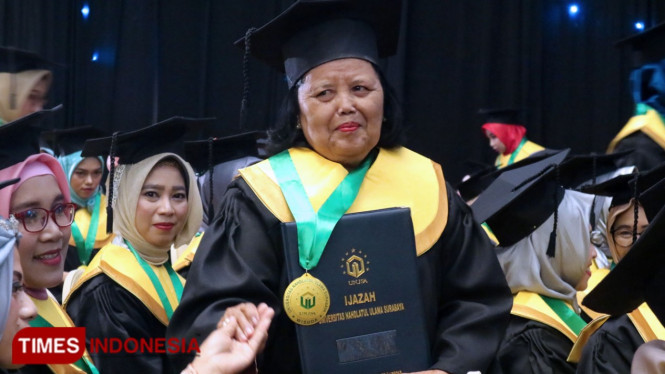Maria Lidwina, wisudawan tertua Unusa menahan tangis saat menerima ucapan selamat dari beberapa rekan Prodi PAUD usai prosesi wisuda di Dyandra Convention Center, Surabaya, Rabu (11/9/2019).(Foto : Lely Yuana/TIMES Indonesia)