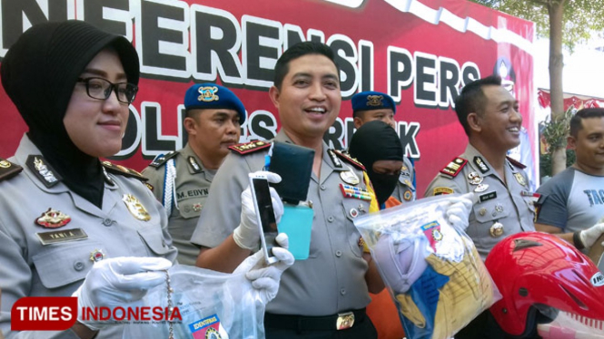 Kapolres Gresik AKBP Wahyu Sri Bintoro saat rilis kasus pembunuhan (Foto: Akmal/TIMES Indonesia).