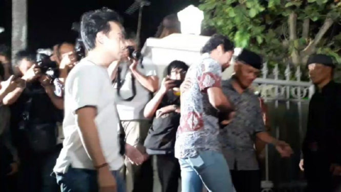 Reza Rahadian sampai di rumah duka almarhum BJ Habibie