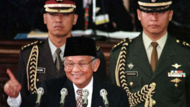 Presiden B.J.Habibie mengacungkan telunjuknya sambil berguyon.