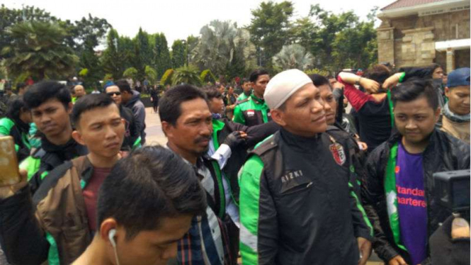 Driver ojek online ramai-ramai ke permakaman BJ Habibie