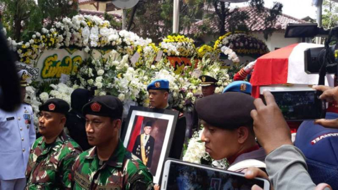Jenazah Presiden ke 3 RI BJ Habibie diserahkan dari keluarga ke negara.