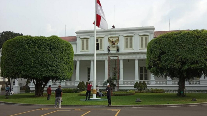 Proses pemasangan Garuda Pancasila raksasa di salah satu sudut Istana Negara, Jakarta oleh para seniman diawasi langsung Paspampres.