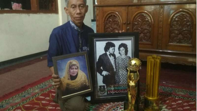 Keluarga Ida Laila tunjukan foto dan piala Ida