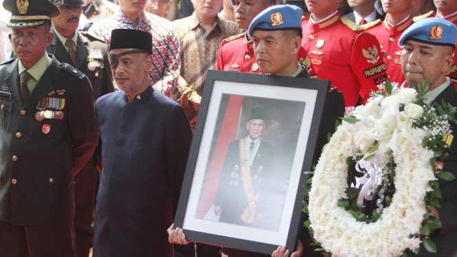 Thareq Kemal Habibie menggunakan satu penutup mata 