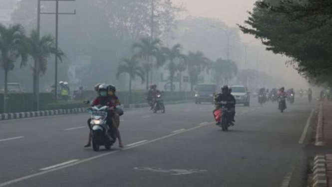 Asap tebal akibat kebakaran hutan
