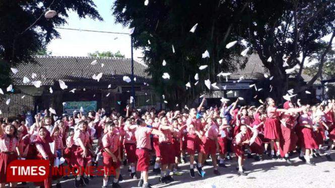 Untuk mengenang BJ Habibie ratusan siswa SD Mangkujayan 1 Ponorogo terbangkan pesawat kertas / Foto Marhaban / Times Indonesia