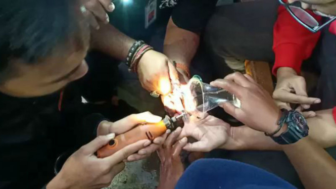 Pelepasan cincin oleh petugas pemadam kebakaran