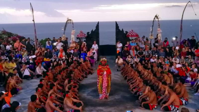 Pura Uluwatu Bali, Pemandangan Bak Surga Yang Manjakan Mata