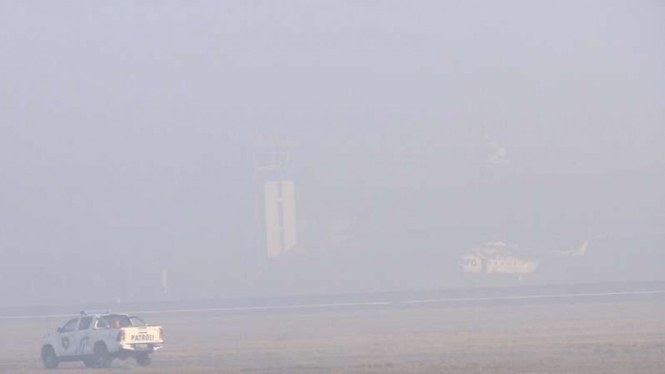 Kabut asap membuat jarak pandang terganggu. 