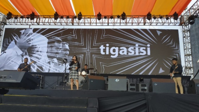 Band Tigasisi di gelaran Balkonjazz