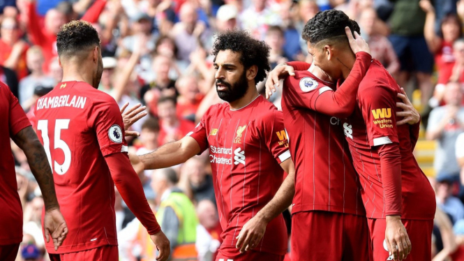 Para pemain Liverpool merayakan gol