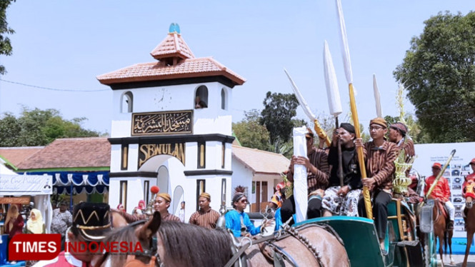 Suasana kirab pusaka Kiai Ageng Basyariyah Sewulan disusul gunungan yang kemudian diperebutkan warga. (FOTO: Ito Wahyu U/TIMES Indonesia)