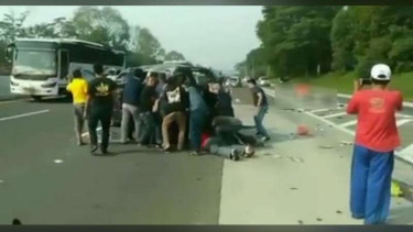 Sibuk foto-foto kecelakaan Tol Jagorawi.