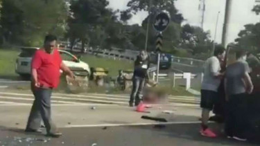 Sibuk foto-foto kecelakaan Tol Jagorawi.